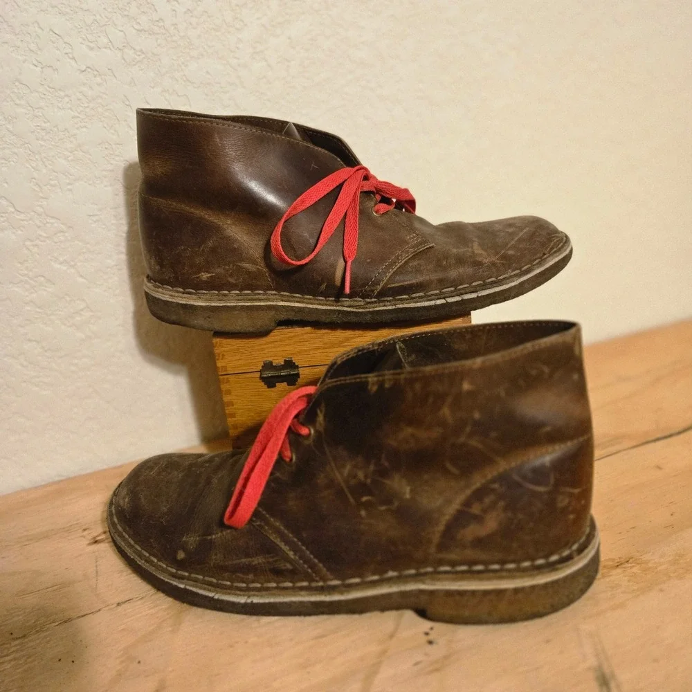 CLARKS Desert Boot Sz 10 Mens Brown Leather Crepe Sole Red Laces Fair Distressed